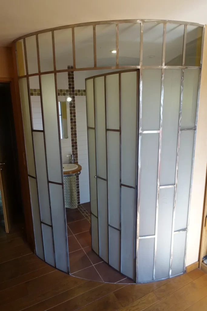 Verière intérieur de salle de bain en verre dépolis avec porte ouvrante sur mesure