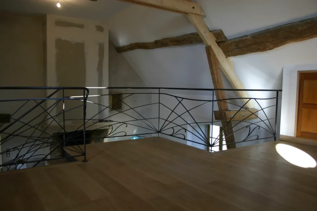 Rampe et garde-corps design en fer forgé dans maison contemporaine