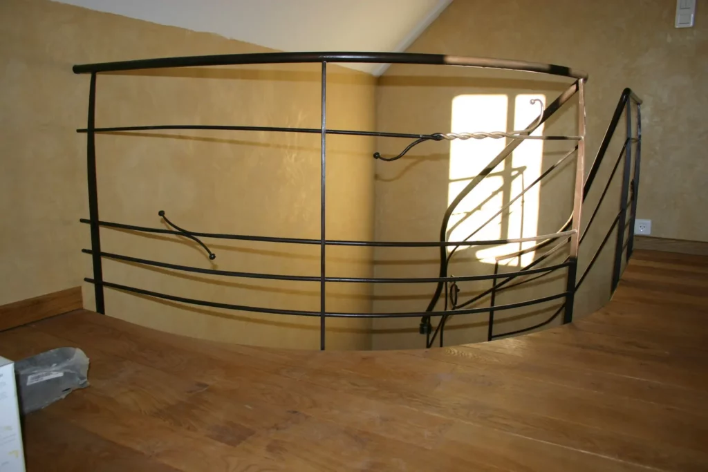 Rampe d'escalier sur palier type pont de bateau avec motifs forgés à la main
