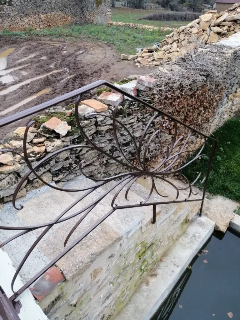 Vue montrant l'intégration du garde-corps à motif voiles dans son environnement architectural. La qualité des fixations, des finitions et du traitement de surface garantit durabilité et cohérence esthétique. Chaque garde-corps est étudié en fonction de l'espace, de la lumière et du style intérieur du client.`